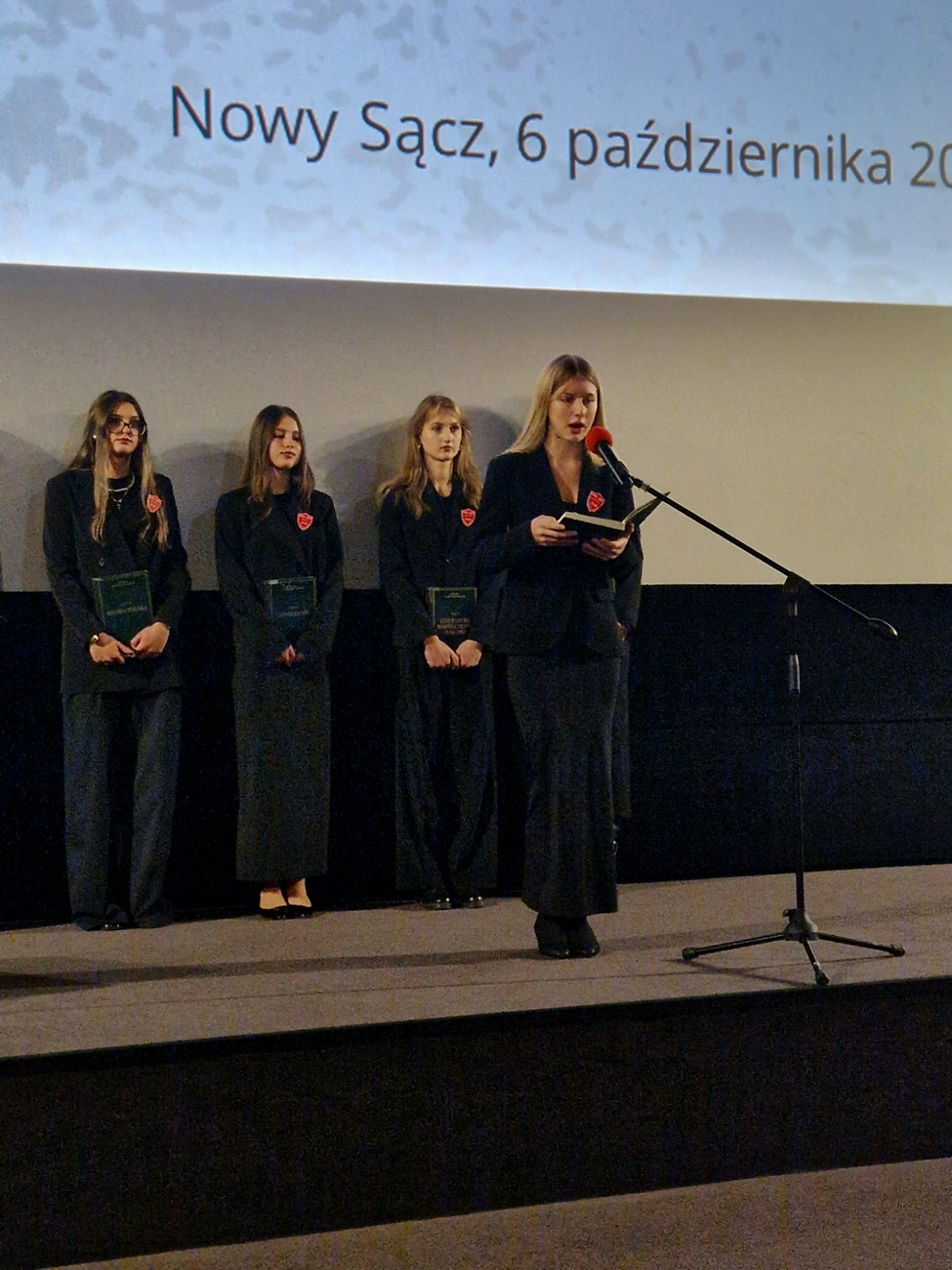 Zdjęcie Ślubowanie kl 1 2025 (48)656fc549-18d1-454f-a2be-6631c9da21d2.jpg w galerii Ślubowanie klas pierwszych (6.10.2025)